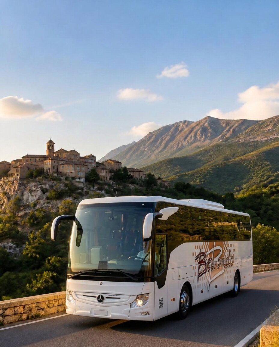 Pullman Bernardo Tour su una strada panoramica del Molise