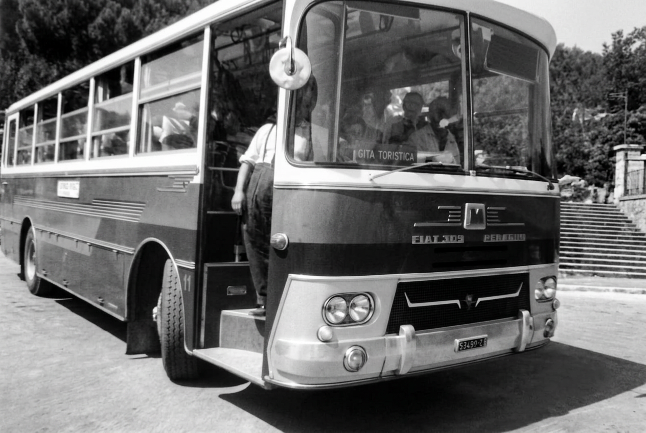 Autobus Fiat 309 Bernardo degli anni '60 con cartello Gita Turistica