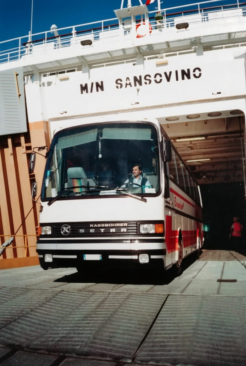 Pullman Setra bianco e rosso Bernardo che sbarca dalla nave M/N Sansovino